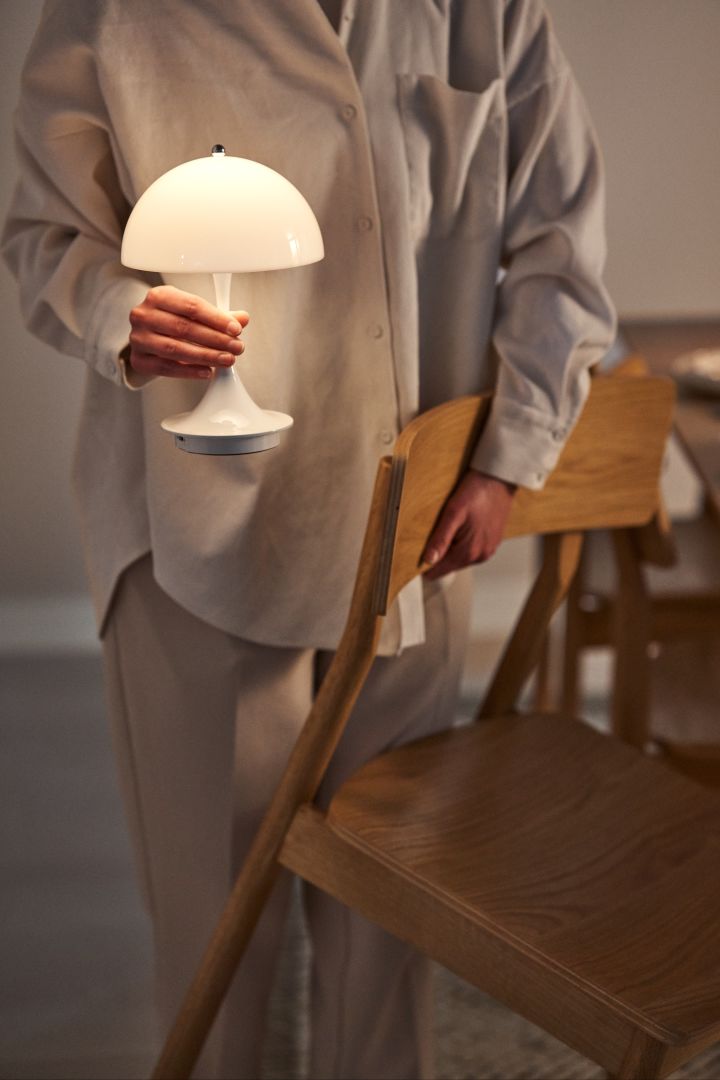 Louis Poulsen är så mycket mer än bara belysning, varumärkets historia, oslagbara design och belysningsteknik har skapat några av våra största belysningsklassiker, här Panthella bordslampa av Verner Panton i portabelt utförande.