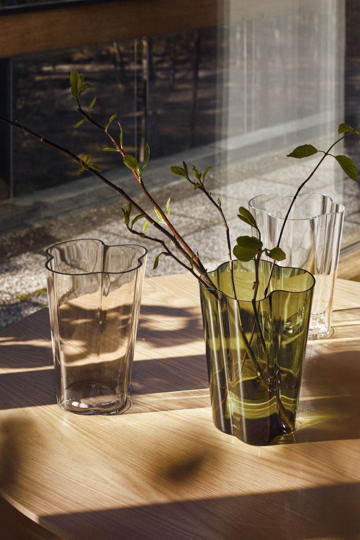 Att inreda med naturens grönska är en av vårens inredningstrender 2022 som du kan skymta i denna fina mossgröna Alvar Aalto vas från Iittala.