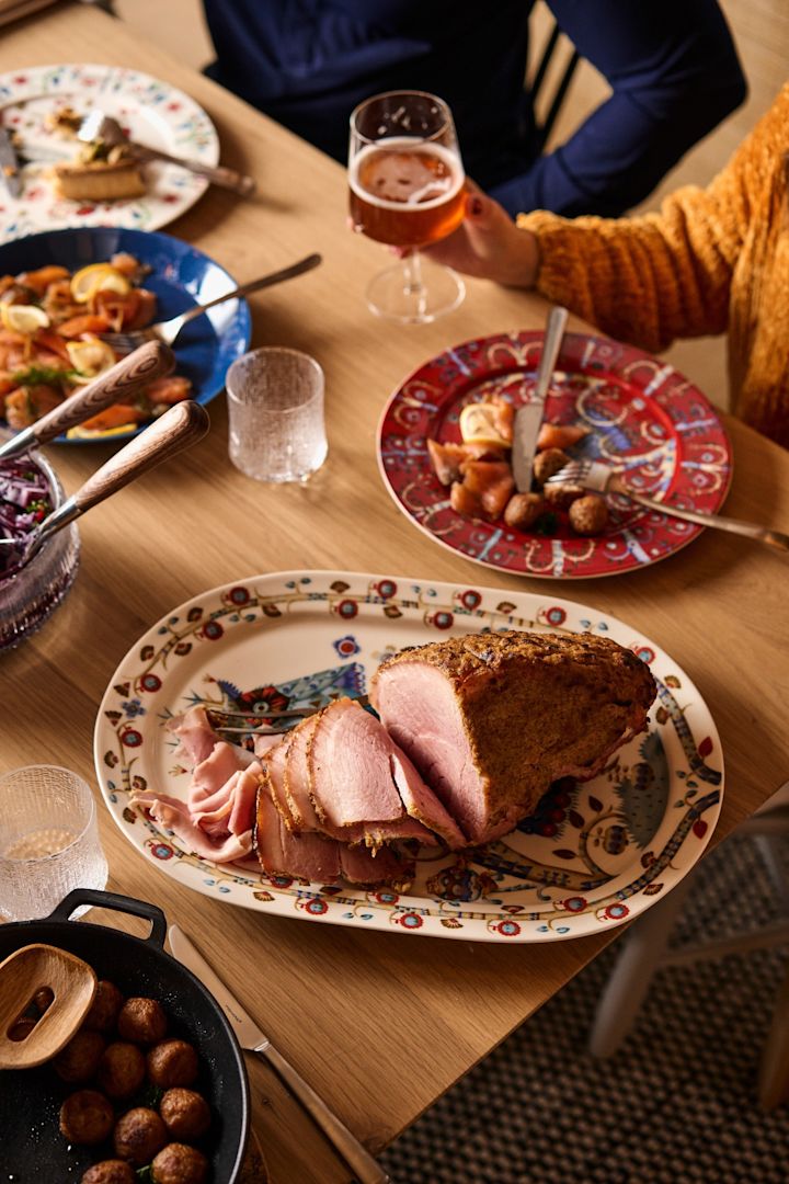 Klassisk julmiddag med julskinka och gavrad lax serverat på porslin från Iittala. 