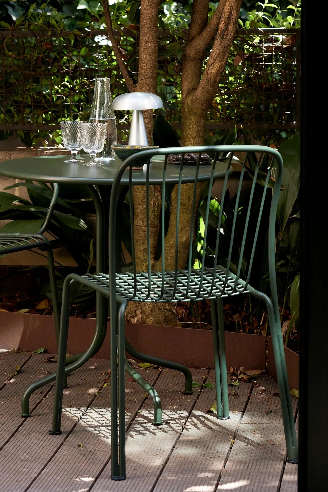 På temat balkongmöbler liten balkong passar stolen Thorvald från &Tradition in perfekt. Den gröna stolen i lackerat stål tar inte mycket plats men är både komfortabel och snygg i sin design.