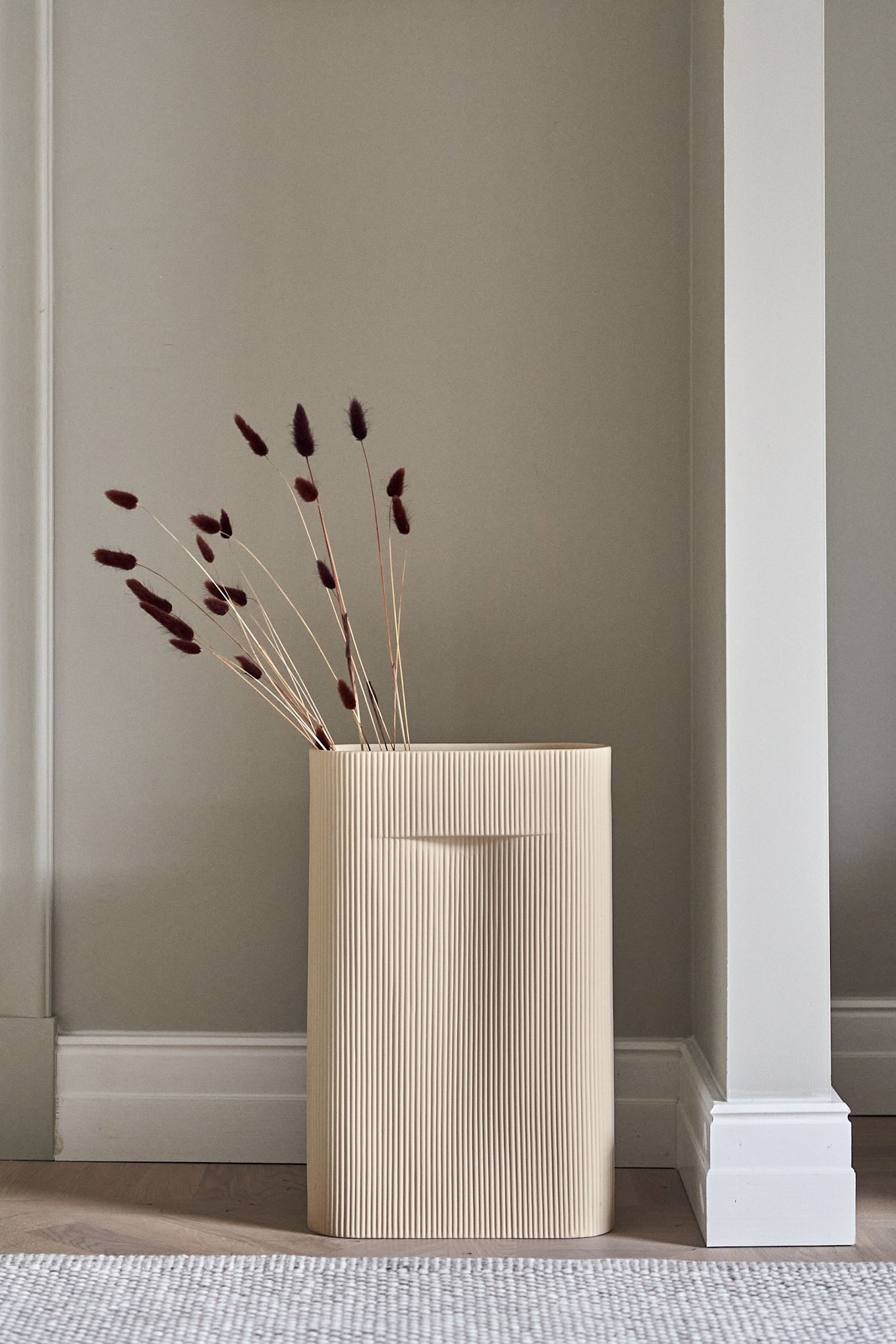 Muuto Ridge vas i beige i hallen med blommor i - en av 7 beigea favoriter att satsa på i höst.