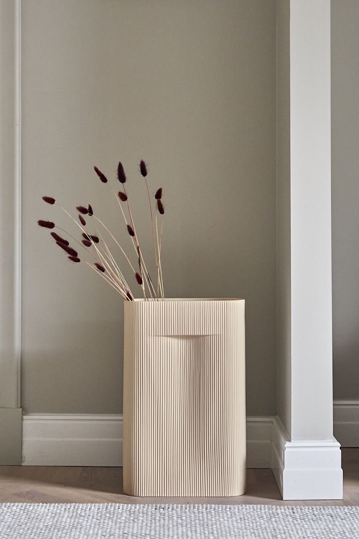 Muuto Ridge vas i beige i hallen med blommor i - en av 7 beigea favoriter att satsa på i höst.