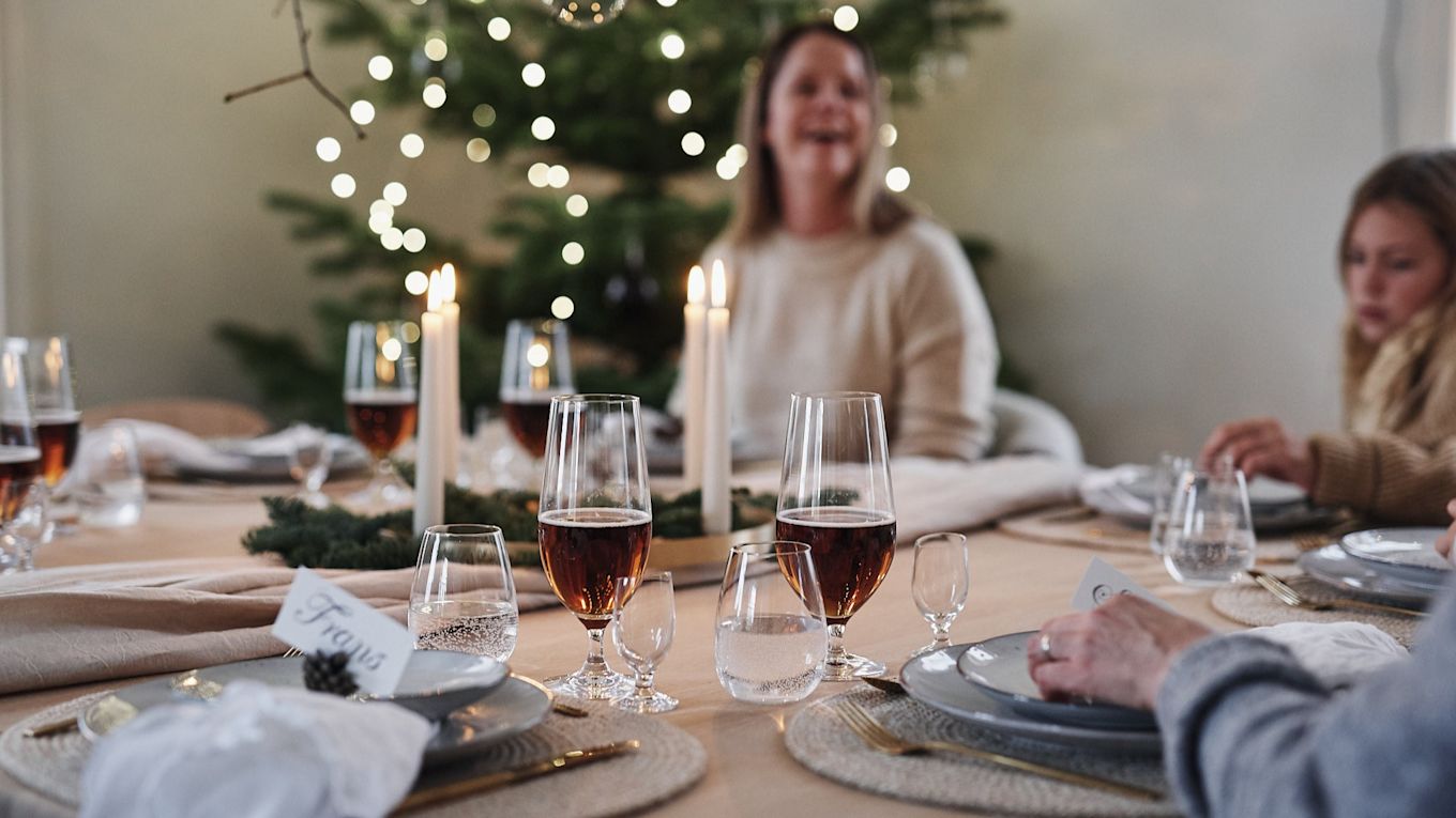 En vit juldukning med stilrena ölglas och vattenglas från Scandi Living.