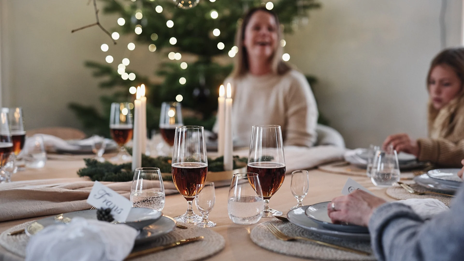 En vit juldukning med stilrena ölglas och vattenglas från Scandi Living.