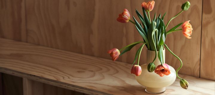 Vårens inredningstrender 2024 bjuder på färg, chunky porslin och statement-detaljer och vi inreder gärna med en färgglad vas som Umpu från Marimekko.