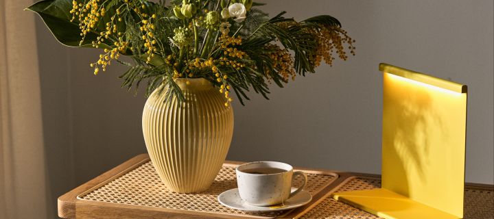 Vårens inredningstrender 2023 bjuder på färg, prickigt och statement vaser och vi inreder gärna med en färgglad lampa, prickig kopp och gul räfflad vas.