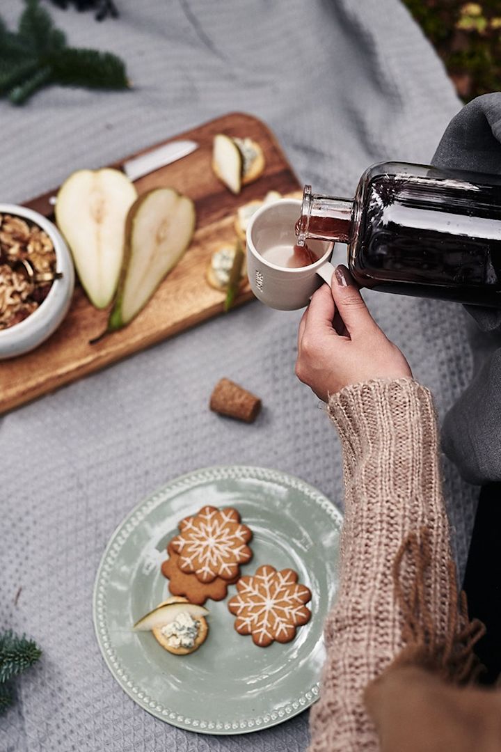 Egengjord glögg är ett klassiskt julrecept som här hälls upp i vita glöggmuggar från ERNST på ett glöggmingel. 