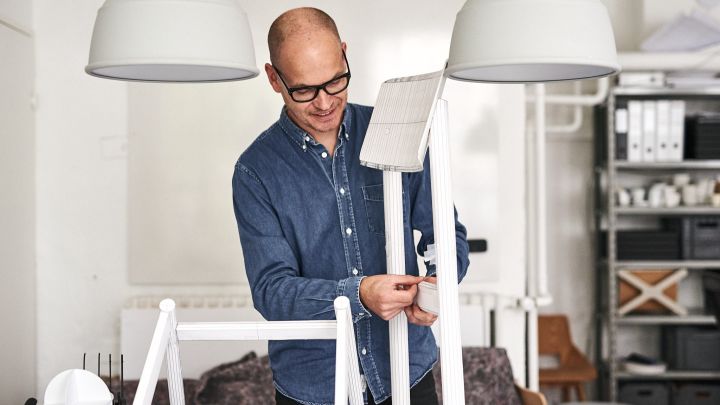 Thomas Bentzen i sin studio i Köpenhamn med prototyp av en stol. 