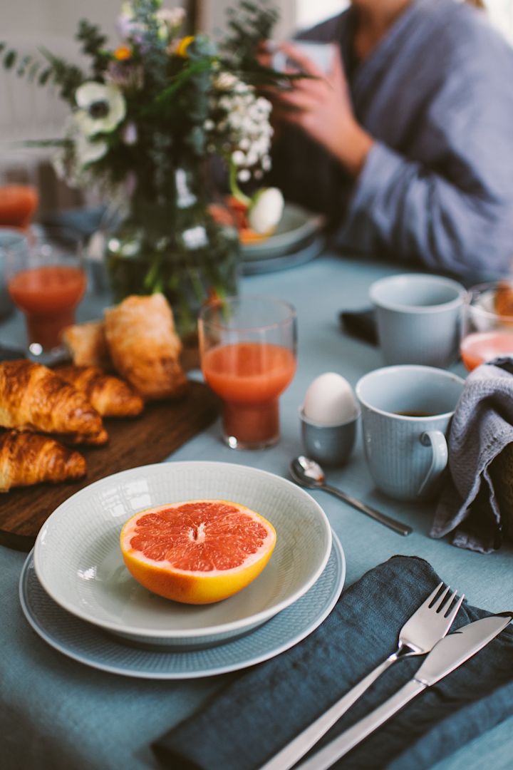 En rustik skärbräda från House Doctor blir ett fint fat till Croissanterna och en fina jutekorgen från Dixie är perfekt att servera nybakat bröd i.