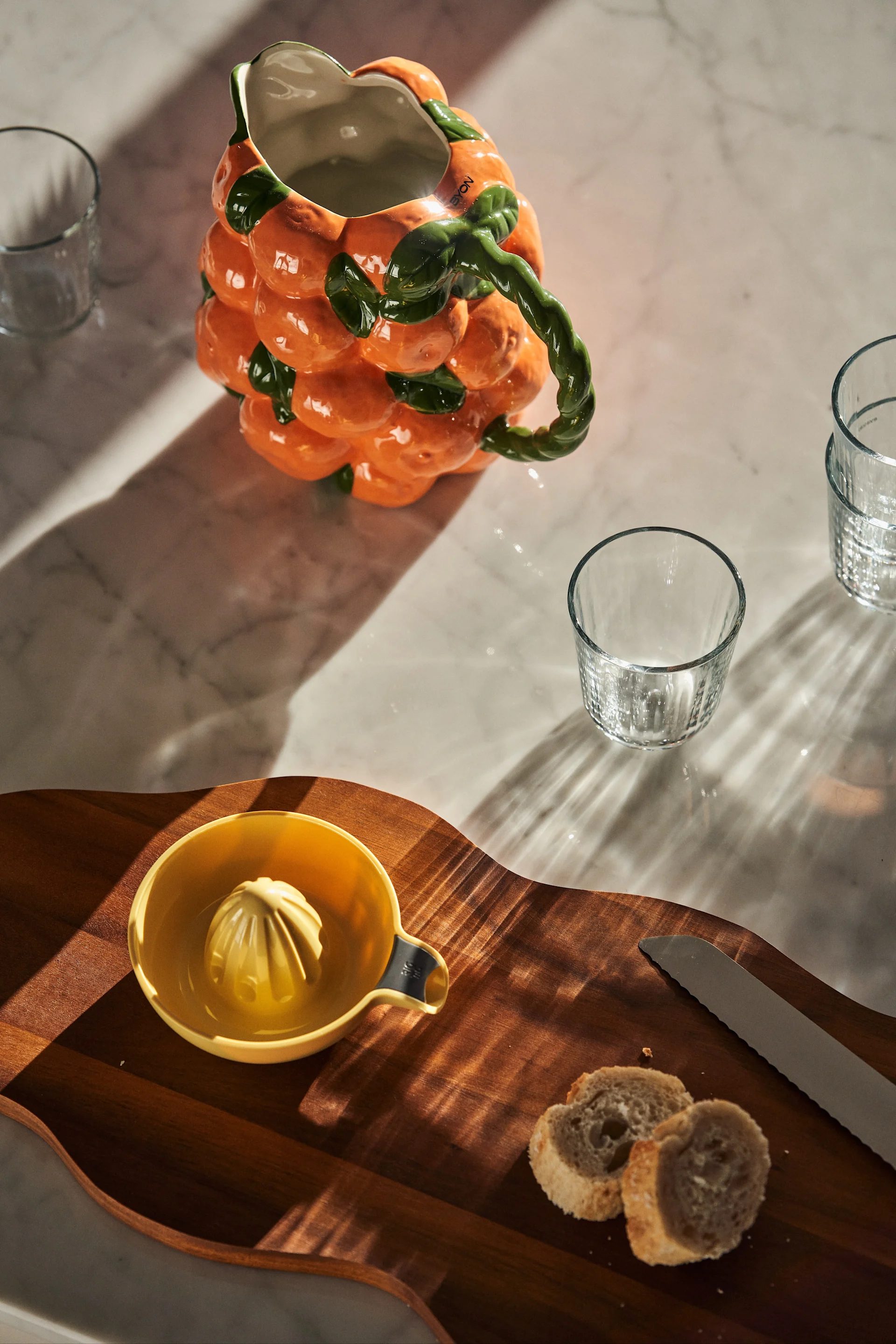 En generös skärbräda fungerar perfekt som ett större serveringsfat på en lyxig helgfrukost, här Flowy skärbräda från Byon som har en trendig, organisk form av akaciaträ. 