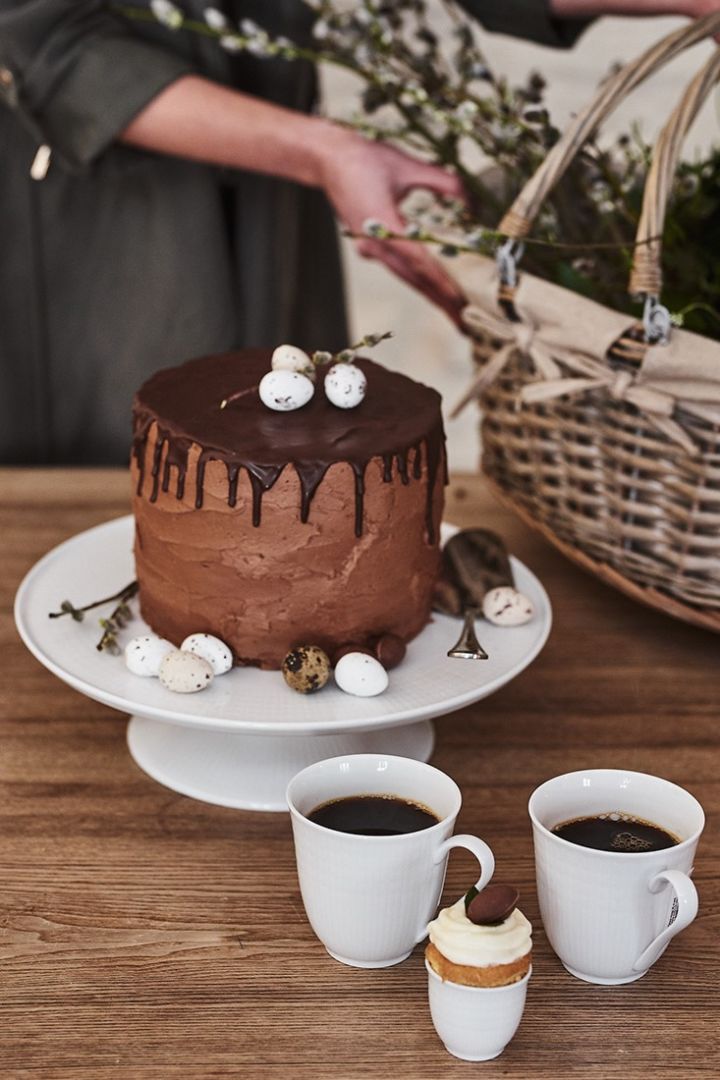 En chokladtårta är årets påsktårta och serveras på ett Swedish Grace tårtfat från Rörstrand tillsammans med kaffe ur vita kaffekoppar från samma serie. 