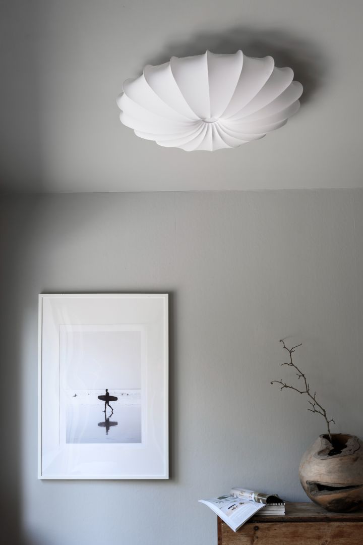 Förnya ditt hem med trendiga lampor - här ser du stilrena Anna plafond från Watt & Vek i vitt.