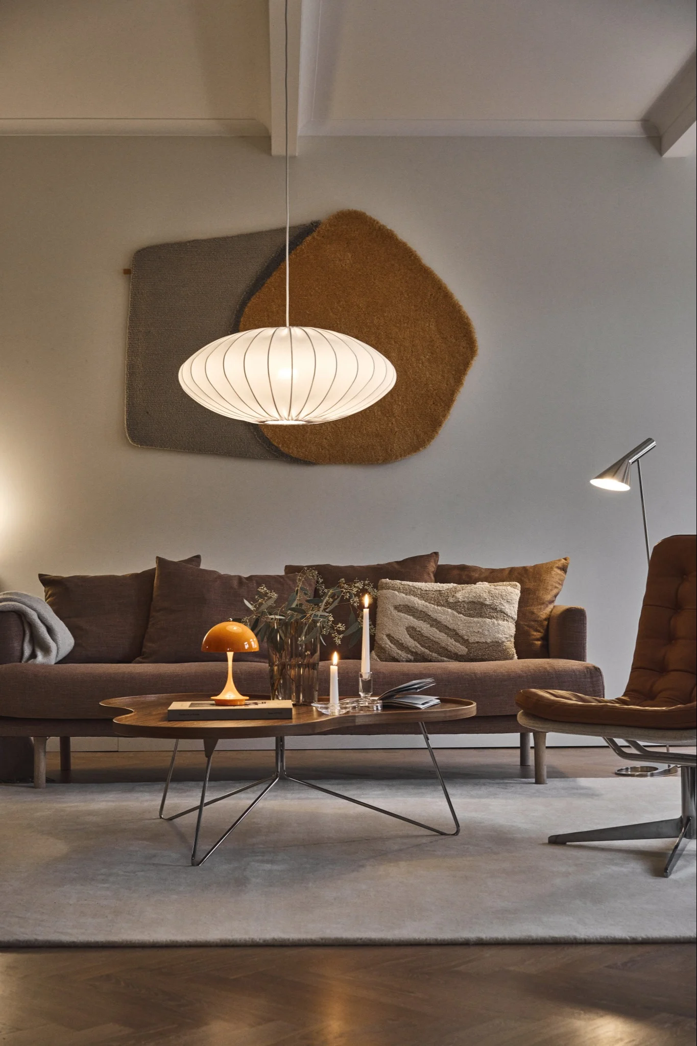 Ett vardagsrum med varma nyanser som visar på inredningstrenderna 2026.