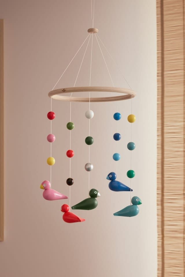 Särskilt färgglada mobiler stimulerar barnets sinnen, vilket gör Kay Bojesen Songbird-mobil till en perfekt present till en babyshower.