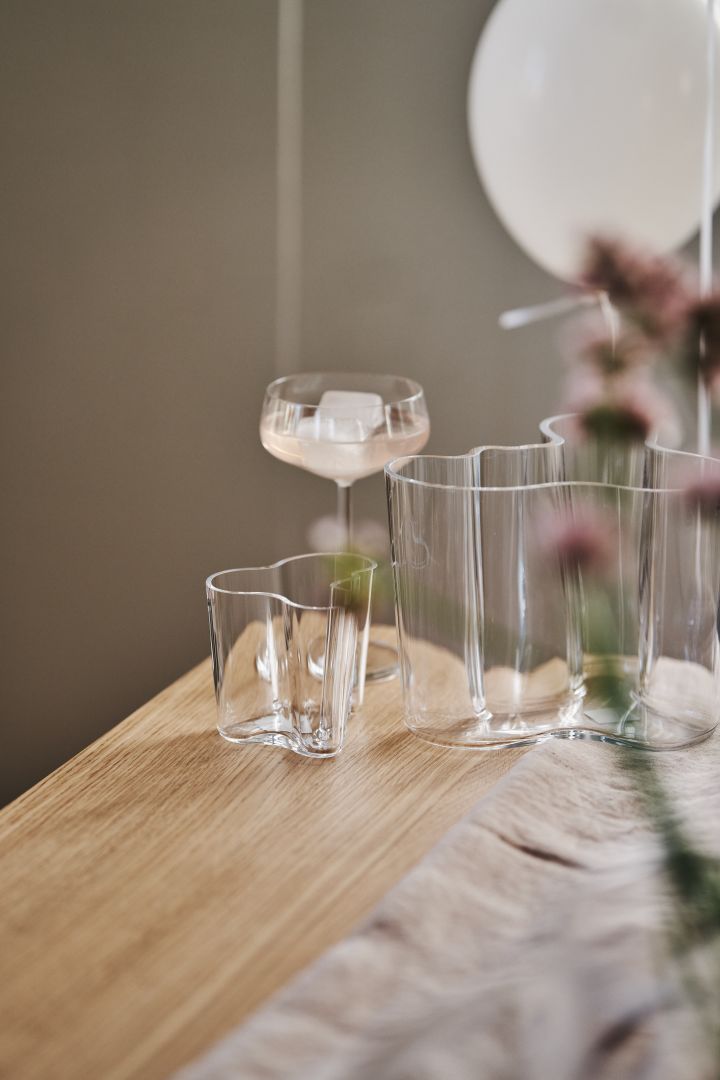 Alvar Aalto set med liten och stor vas är perfekta tidlösa designgåvan att be bort i alla tillfällen. 