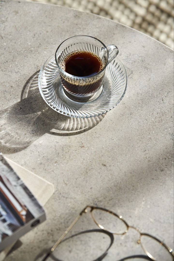 Trendiga Pirouette kopp med fat från HAY i transparent glas, perfekt för morgonkaffet.