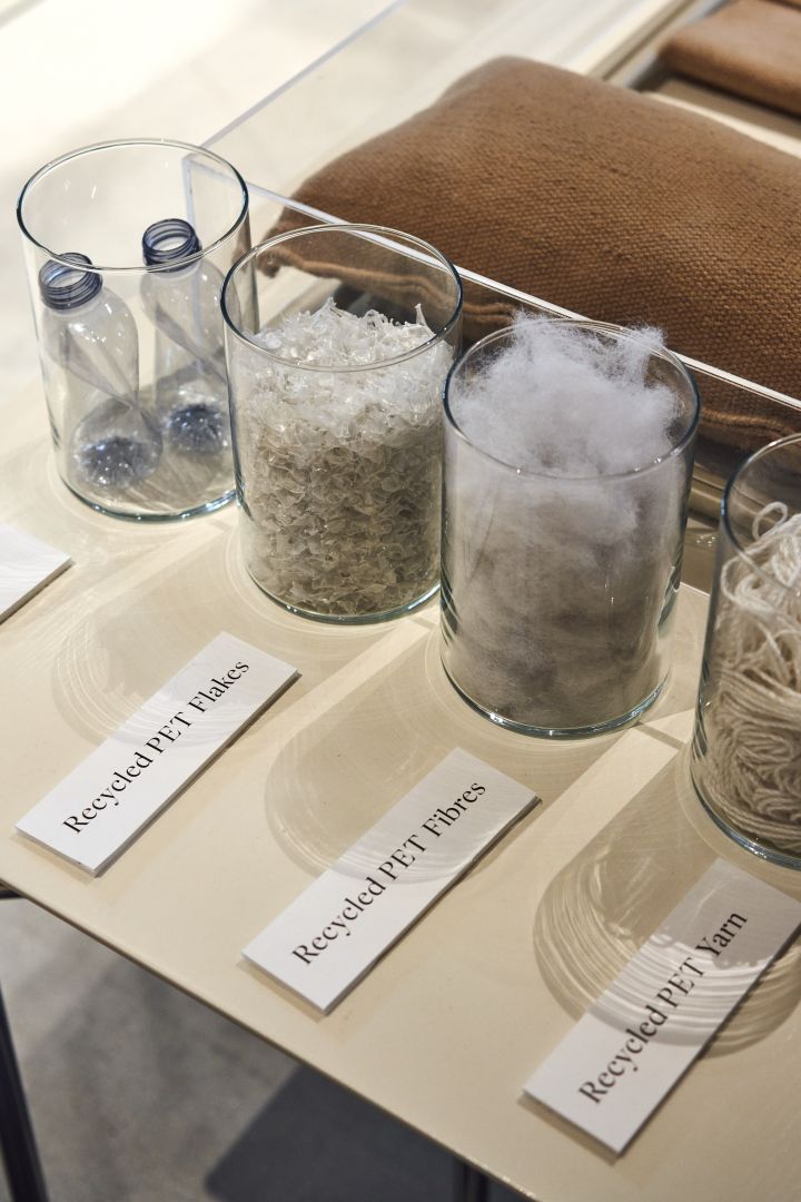 Glasbehållare som visar återvinningsbara material i Ferm Livings showroom.