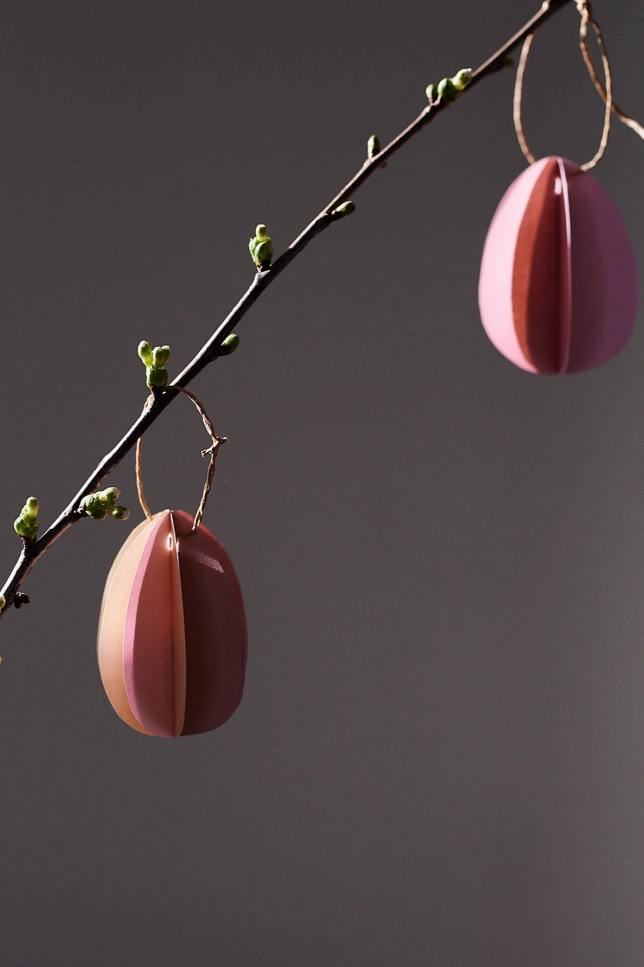 Påskpyssel med ägg i form av pappersägg som pryder påskriset. 
