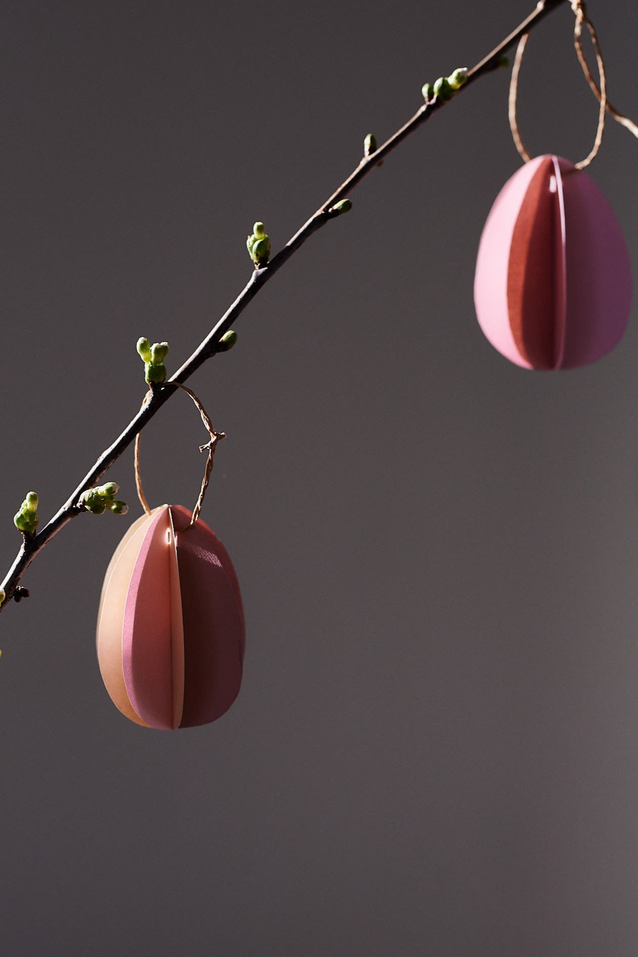 Påskpyssel med ägg i form av pappersägg som pryder påskriset. 