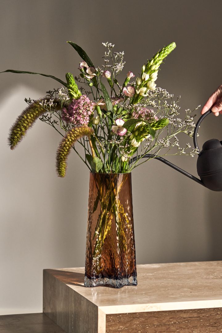 Vårens inredningstrender 2023 bjuder på färgstark inredning där vi gärna inreder med en statement vas såsom Gry vas från Cooee Design i brunt.
