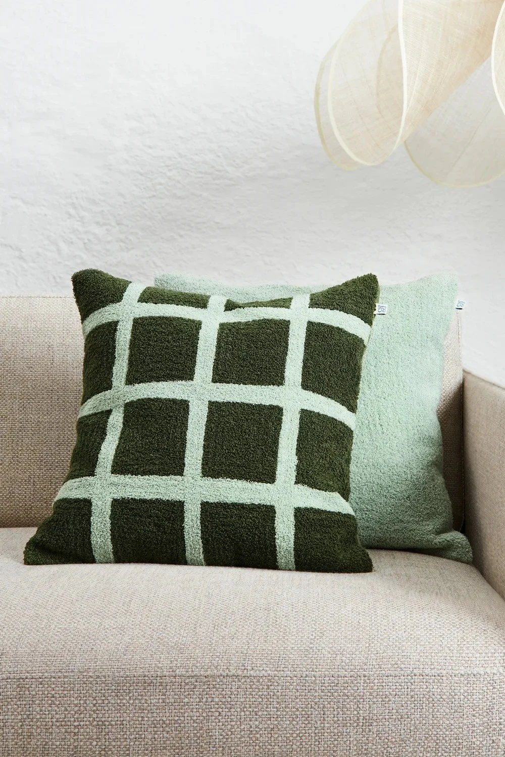 Stora rutor kommer även på textilier, som detta kuddfodral Check i färgen cactus-green-aqua från Chatwal & Jonsson.