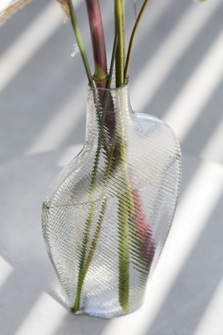 Inredning i räfflat glas är en av årets trender där Flow vasen från Formgatan blir en elegant och stilren center piece på det dukade bordet.