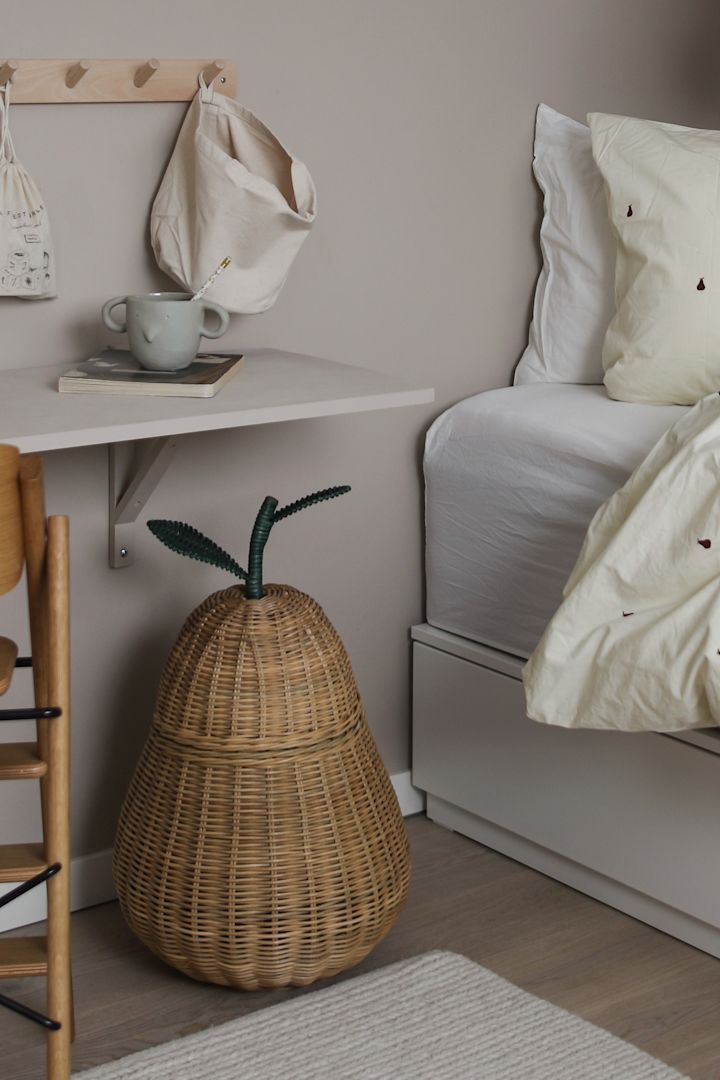 Inreda barnrum - inspiration hemma hos influencern @joanna.avento där hon inrett barnrummet med en lekfull korg som liknar ett päron från ferm LIVING.