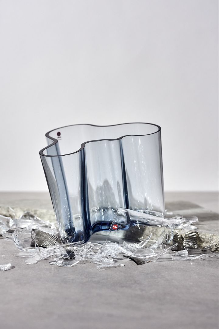 Alvar Aalto-vas från Iittala i återvunnet glas mot en bakgrund av krossat glas hos Nordic Nest. 
