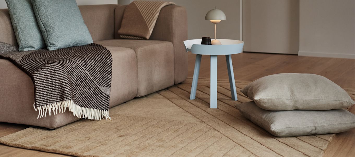 Välj rätt matta genom vår mattguide. Här ser du Levels ullmatta Stripes beige från NJRD ger ett ombonat intryck i hemmet.
