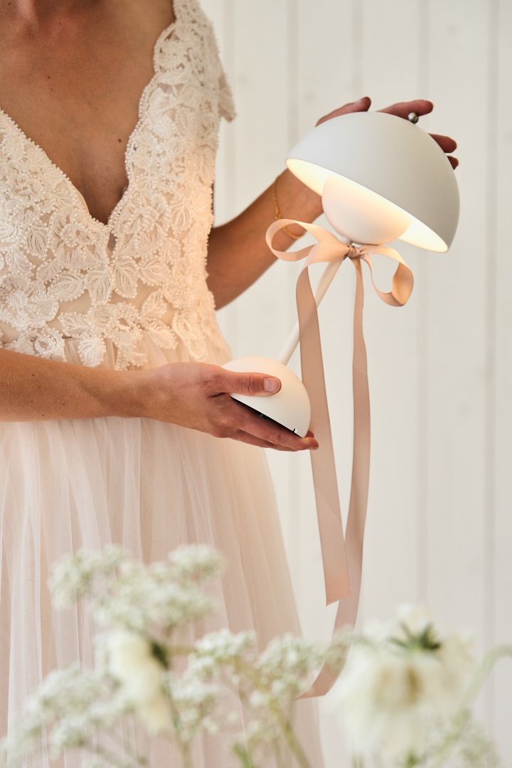 Flowerpot VP9 i vitt är en bärbar lampa som är vacker att ge och få som bröllopsgåva. 