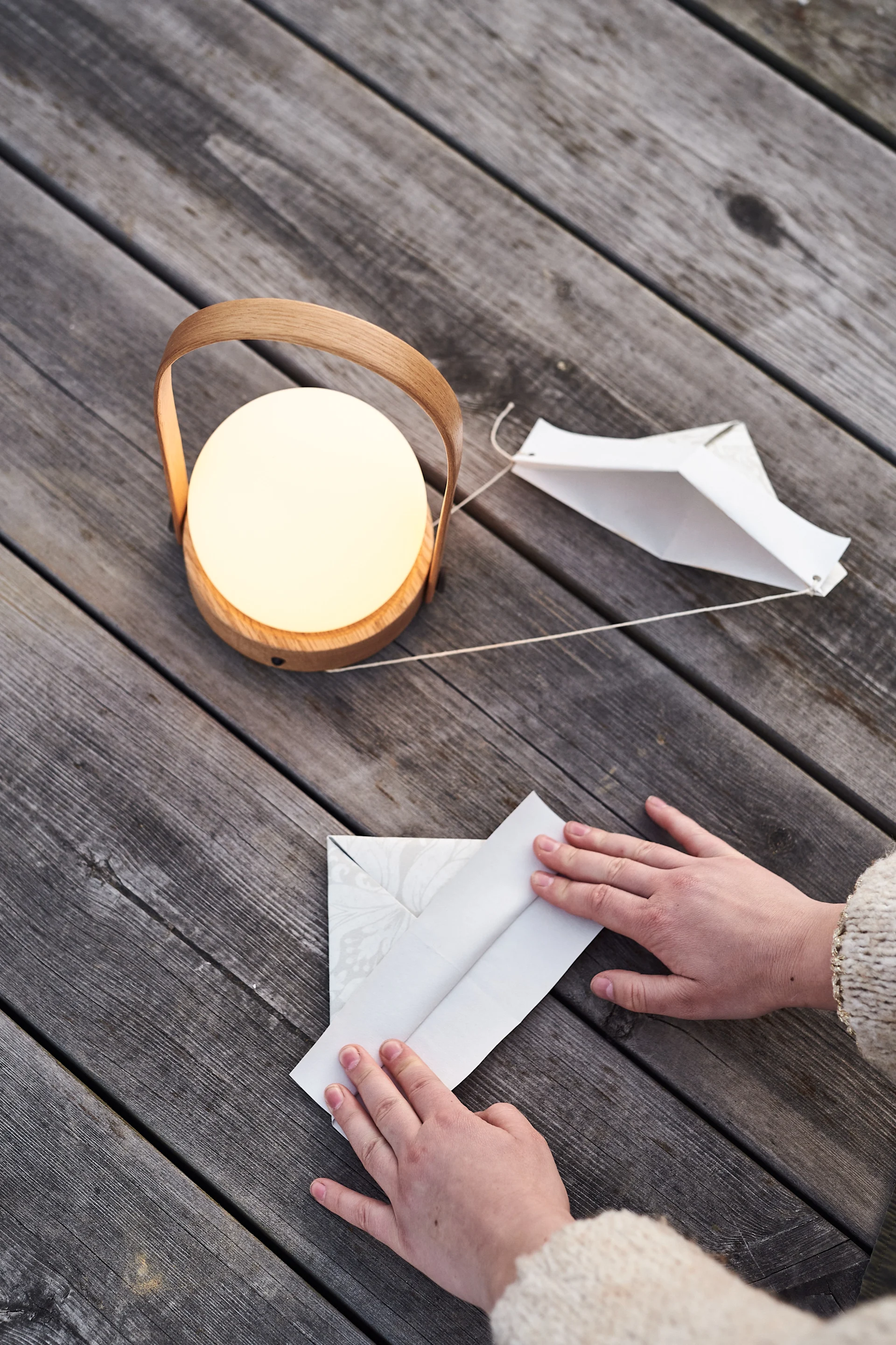 Ett festligt tips till kräftskivan är att göra DIY kräfthattar av gammal tapet.