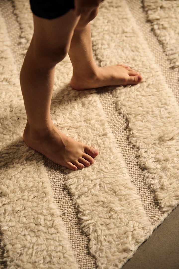 Den mjuka och gosiga mattan Cosy i offwhite från Scandi Living gör sig utmärkt i ett barnrum där den blir en härlig plats att vara och leka på.