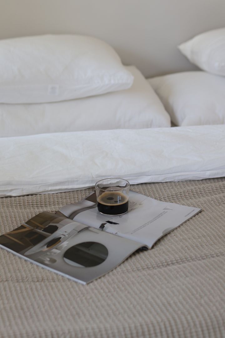 Inred enligt feng shui med Moss överkast från Scandi Living för ett harmoniskt och ombonat sovrum. @ellesklingen