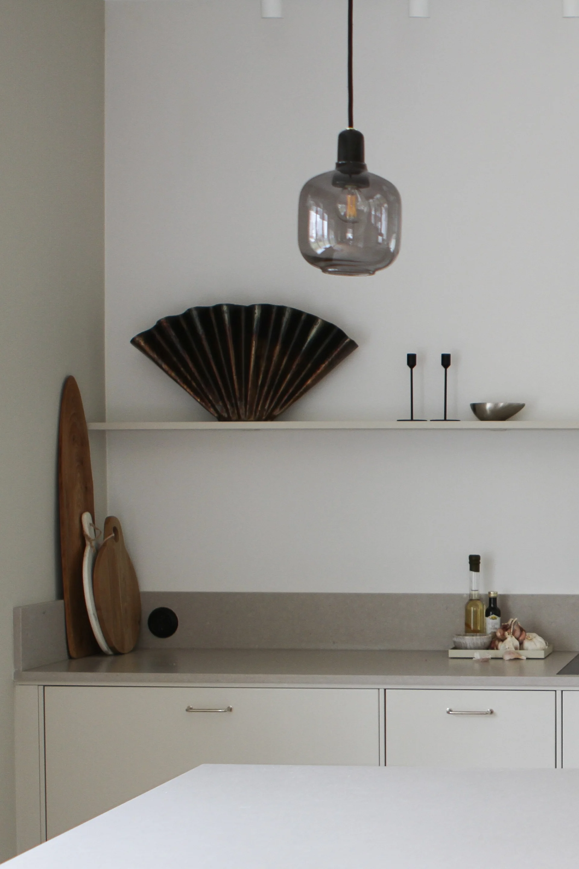 Bra belysning är ett måste för Moe of Sweden där hon inrett med stilrena Amp lampa från Normann Copenhagen.