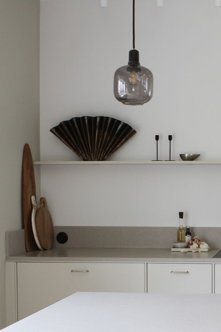 Bra belysning är ett måste för Moe of Sweden där hon inrett med stilrena Amp lampa från Normann Copenhagen.