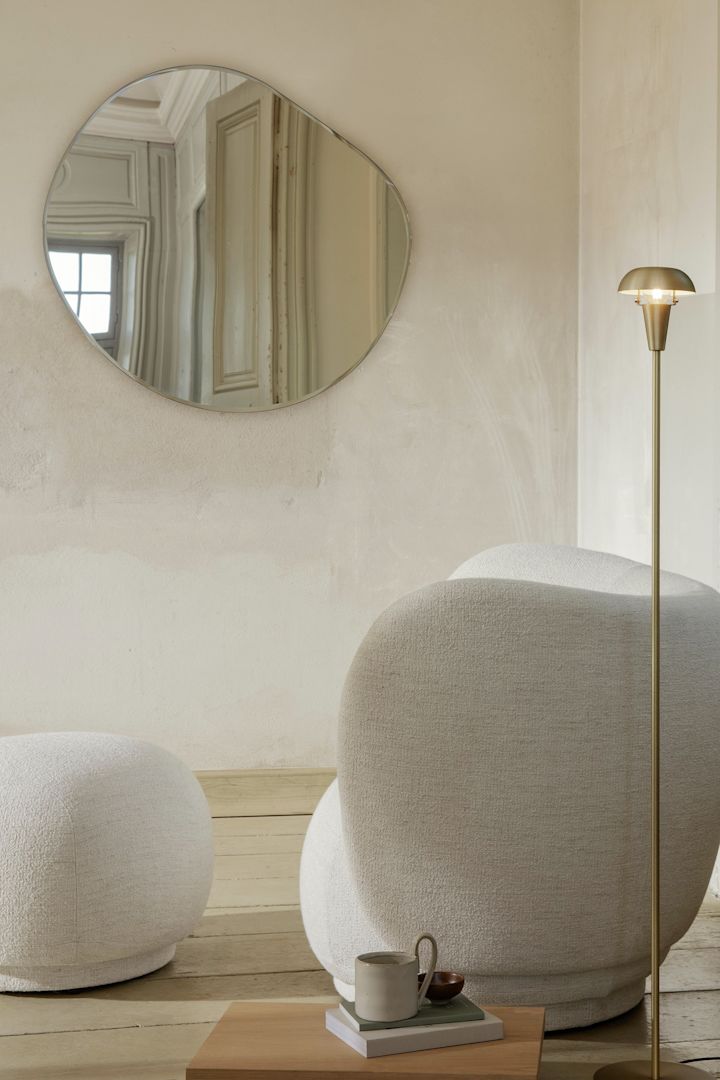 Inred med speglar för ett lyxigt hem - här är Pond spegel i en lekfull rund form från Ferm Living som ger ditt rum ett trendigt intryck.