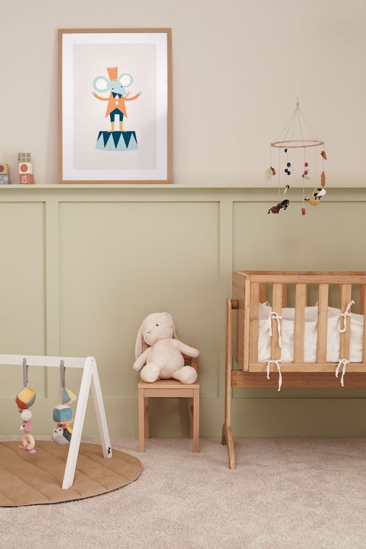 Mobiler hjälper inte bara barnens koordination, utan de förgyller också inredningen i barnkammaren. Mobilen Edvin från Kid's concept består av blad, bär, bin och myror i naturmaterial.