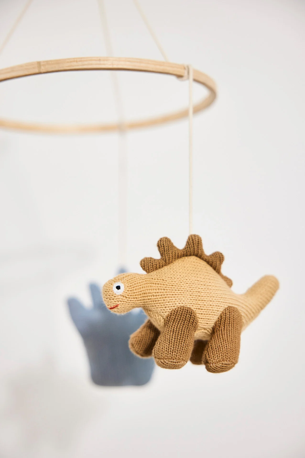 Mobiler hjälper inte bara barnens koordination, utan de förgyller också inredningen i barnkammaren. Mobilen Edvin från Kid's concept består av blad, bär, bin och myror i naturmaterial.