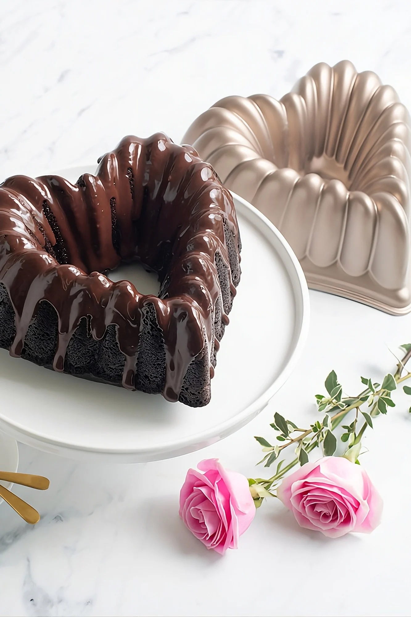 Baka en hjärtformad kaka till Alla hjärtans dag. Här står en hjärtformad chokladkaka på ett tårtfat.