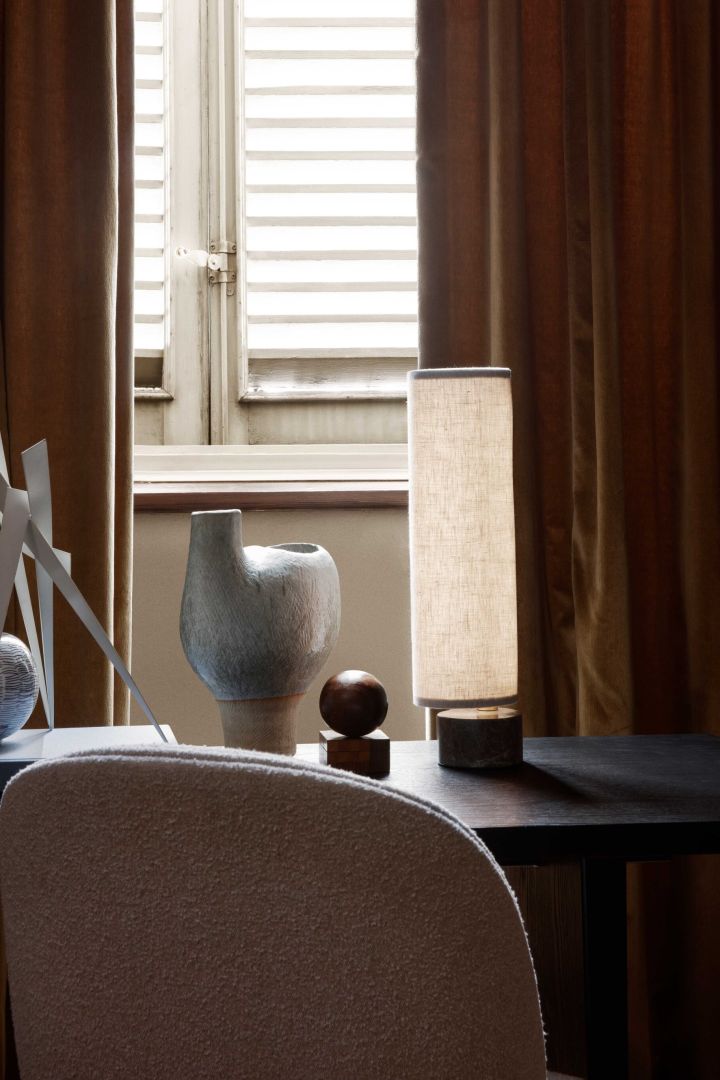 Lys upp din vardag med Unbound bordslampa i Kanvas-grå marmor som är ett belysningstips för hemmet från ikoniska GUBI.