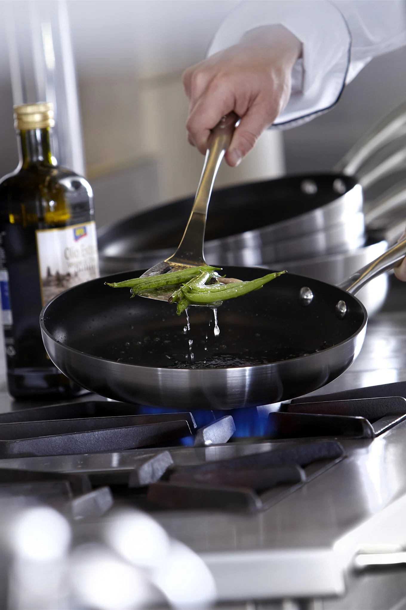 Tips på julklappar - en bra stekpanna från Fiskars. Här Norden i gjutjärn med trähandtag. 