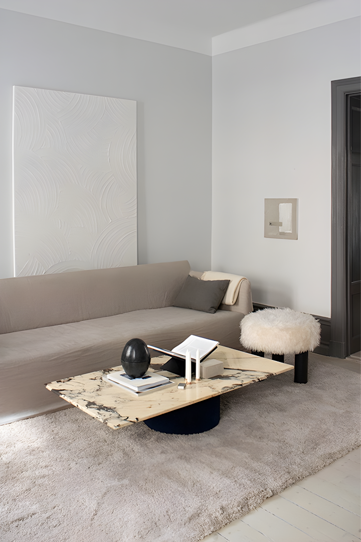Välj rätt matta genom vår mattguide. Här ser du Fallingwater matta i färgen francis pearl beige från Layered ger ditt vardagsrum en ombonad känsla.