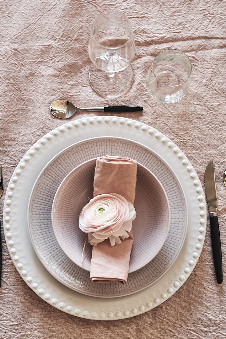 Ett vårlikt tallrikskuvert i rosa nyanser med Swedish Grace tallrik i färgen ros och PotteryJo undertallrik. 