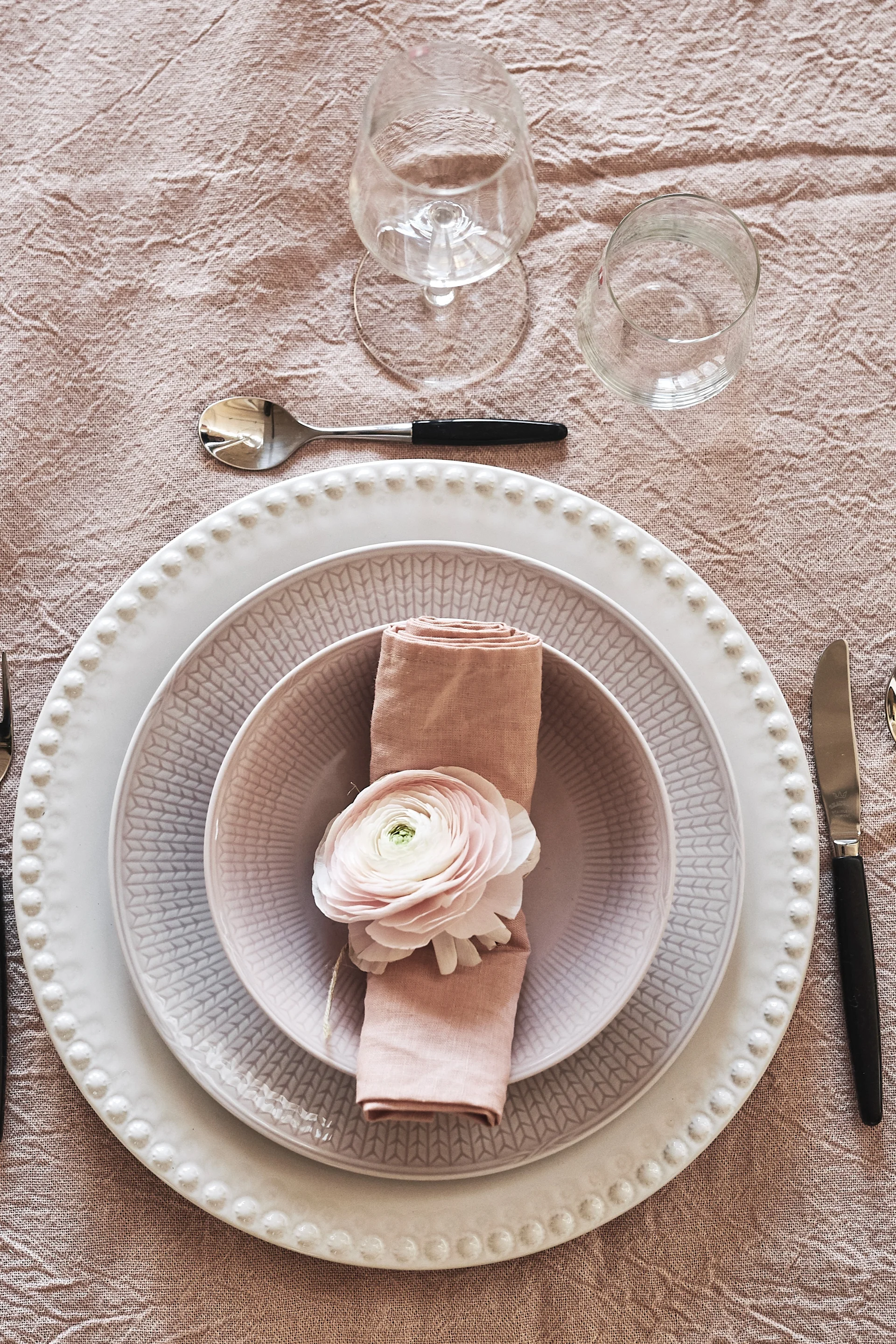 Ett vårlikt tallrikskuvert i rosa nyanser med Swedish Grace tallrik i färgen ros och PotteryJo undertallrik.