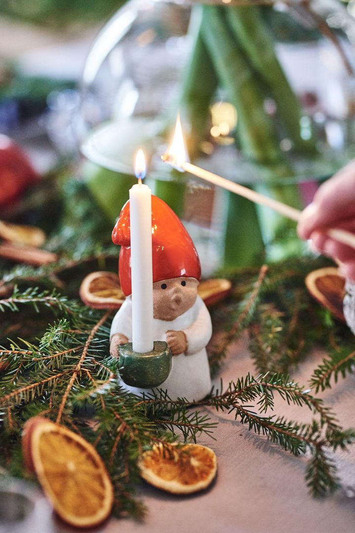 Adventsbarn tomte från Rörstrand skapar julstämning på bordet.