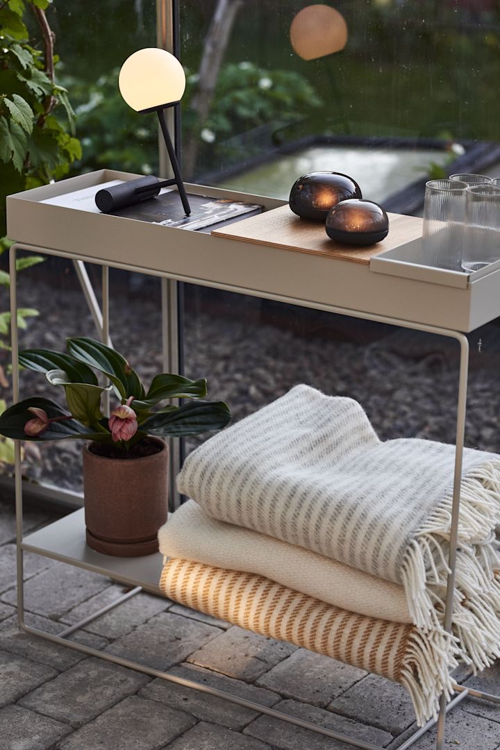 Skapa en mysig uteplats genom att inreda den med snygga och praktiska Plant Box från ferm LIVING för plädar, krukor, belysning eller till förvaring.