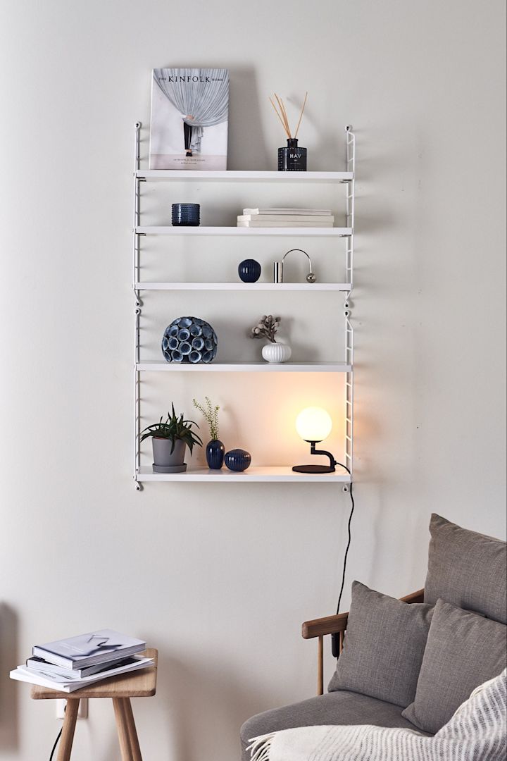 Styla dina hyllor i klassisk vit look med blå accenter och havet som inspiration. 