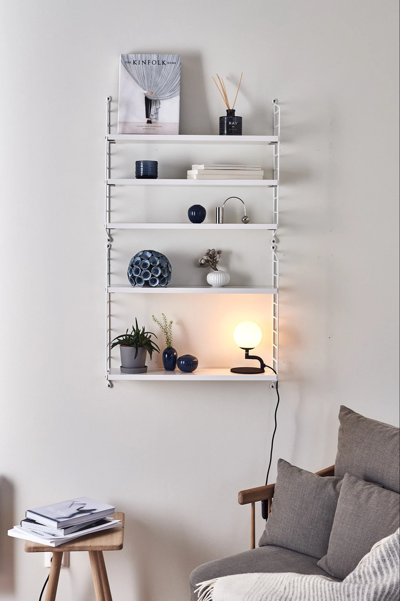 Styla dina hyllor i klassisk vit look med blå accenter och havet som inspiration.