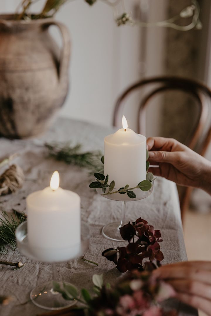 Dekorera LED-ljus med blad i Ripple glas från ferm LIVING - det blir ett perfekt enkelt DIY julpyssel för vuxna och barn. Foto: Johanna Berglund @snickargladjen