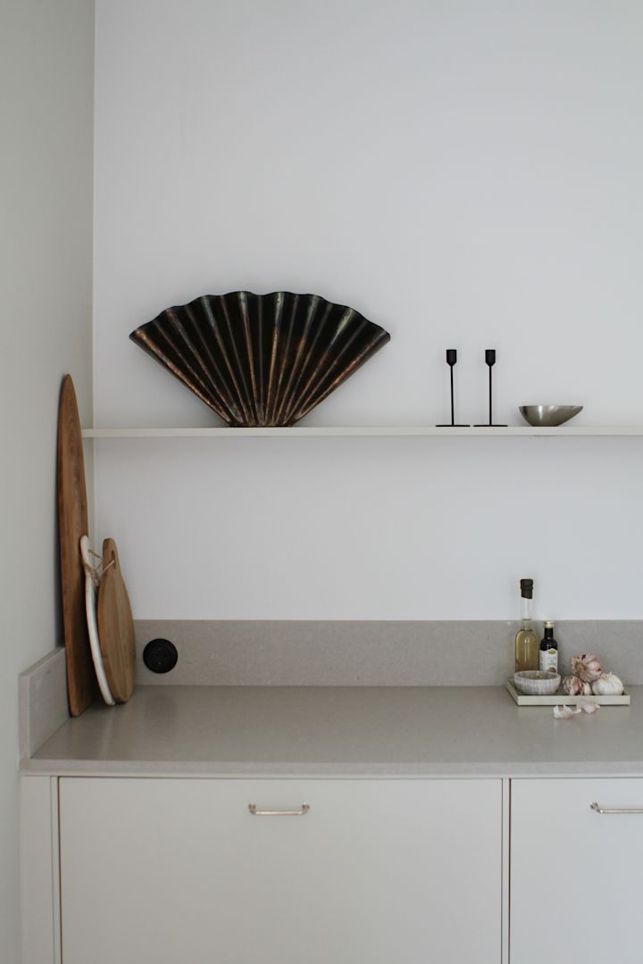 Inredningsdetaljer såsom skärbrädor, vas, ljus och bricka från House Doctor och Cooee Design pryder den nyrenoverade köksbänken av Moe of Sweden.